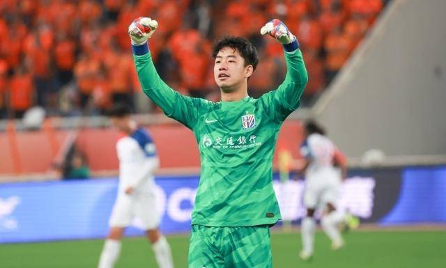 在线体育直播关于上海申花训练开放日；赛前官宣签约引欢呼；英超在即；训练强度明显提升的信息